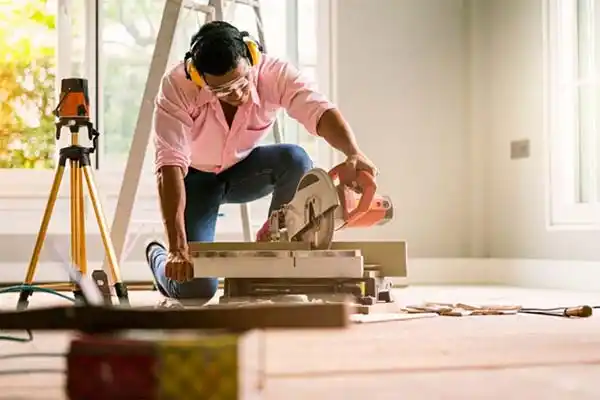 Een ervaren timmerman voert professioneel aanbouw uit